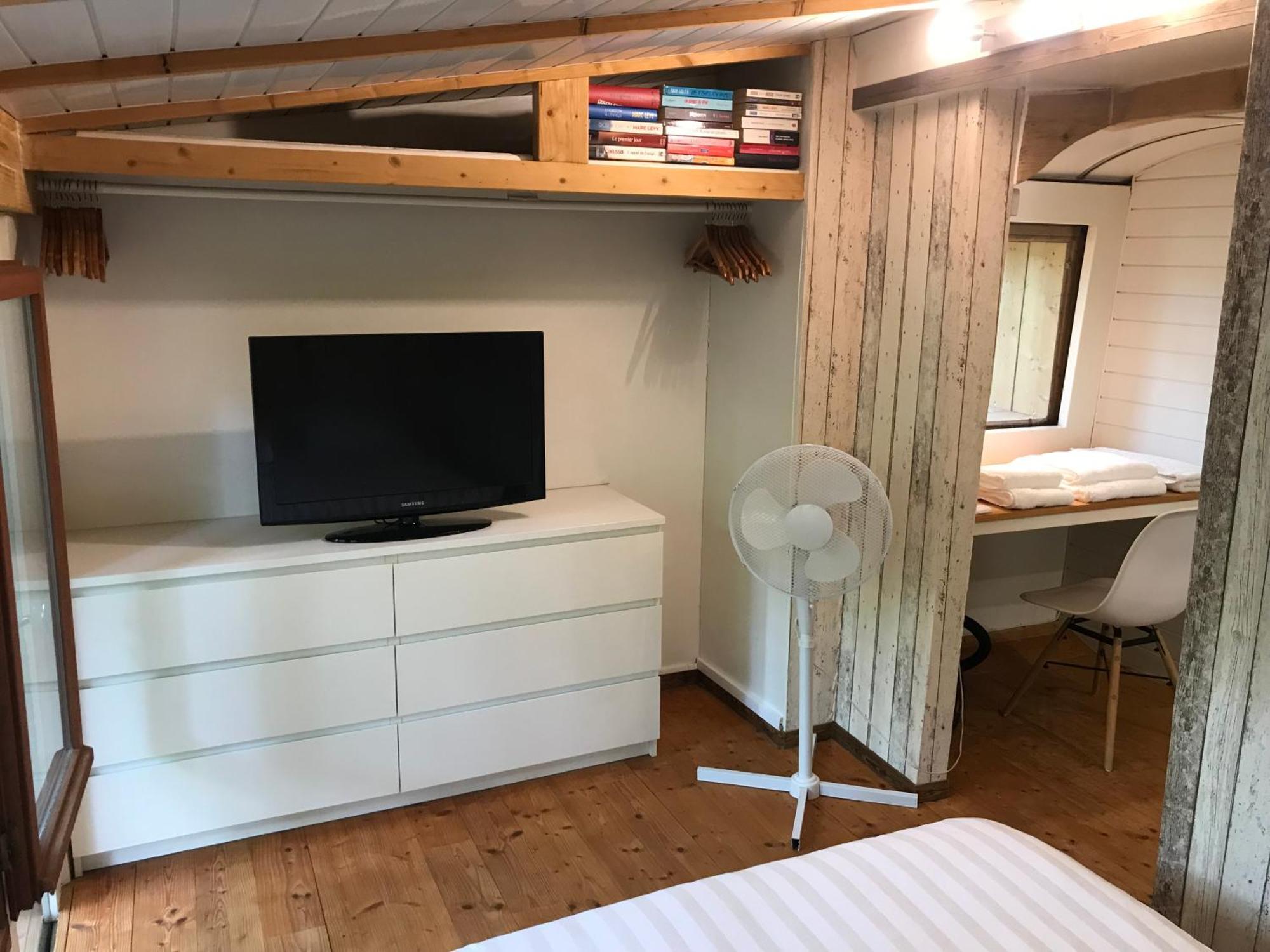 Bus Atypique Au Bord Du Canal Du Midi Et Au Coeur D'Une Foret 2 Chambres Villepinte  Eksteriør bilde